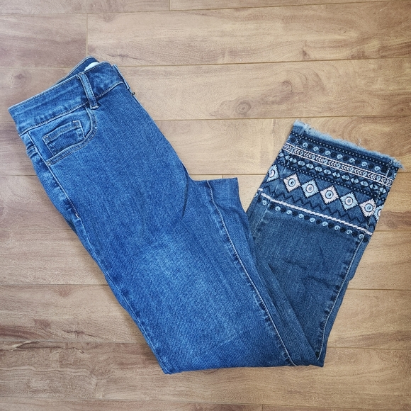 CHARLIE B Denim - Charlie B CWB Jeans with Embroidered Hem – Size 6